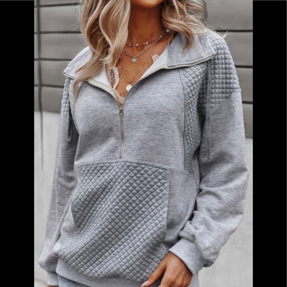 QUILTED PATCH HALF ZIPPER SWEATSHIRT